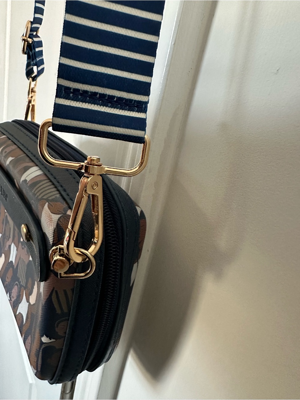Izzy & Liv Crossbody Bag | Women Empowerment Print | Navy Blue | Gold Hardware - Picture 9 of 13